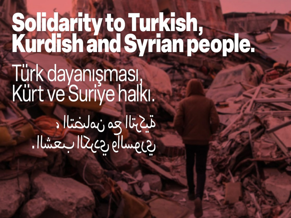 Kuva Euroopan vasemmiston sivuilta, taustalla kuva maanjäristyksen raunioista sekä päällä solidaarisuustekstit englanniksi, turkiksi ja kurdiksi.